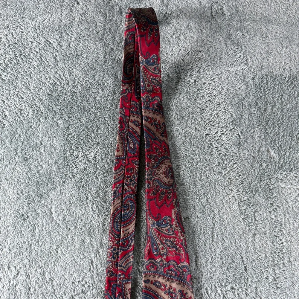 Vintage Red Paisley Silk Necktie Made in USA RN22356 Classic‎ Mens Tie